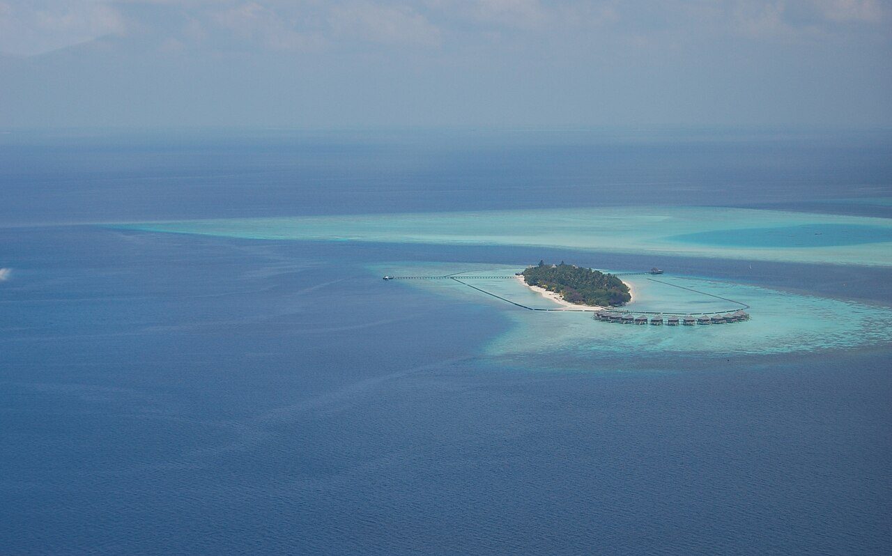 Maldives Travel Guide: Taxes, Transfers and Choosing Resort or Local Island in 2026
