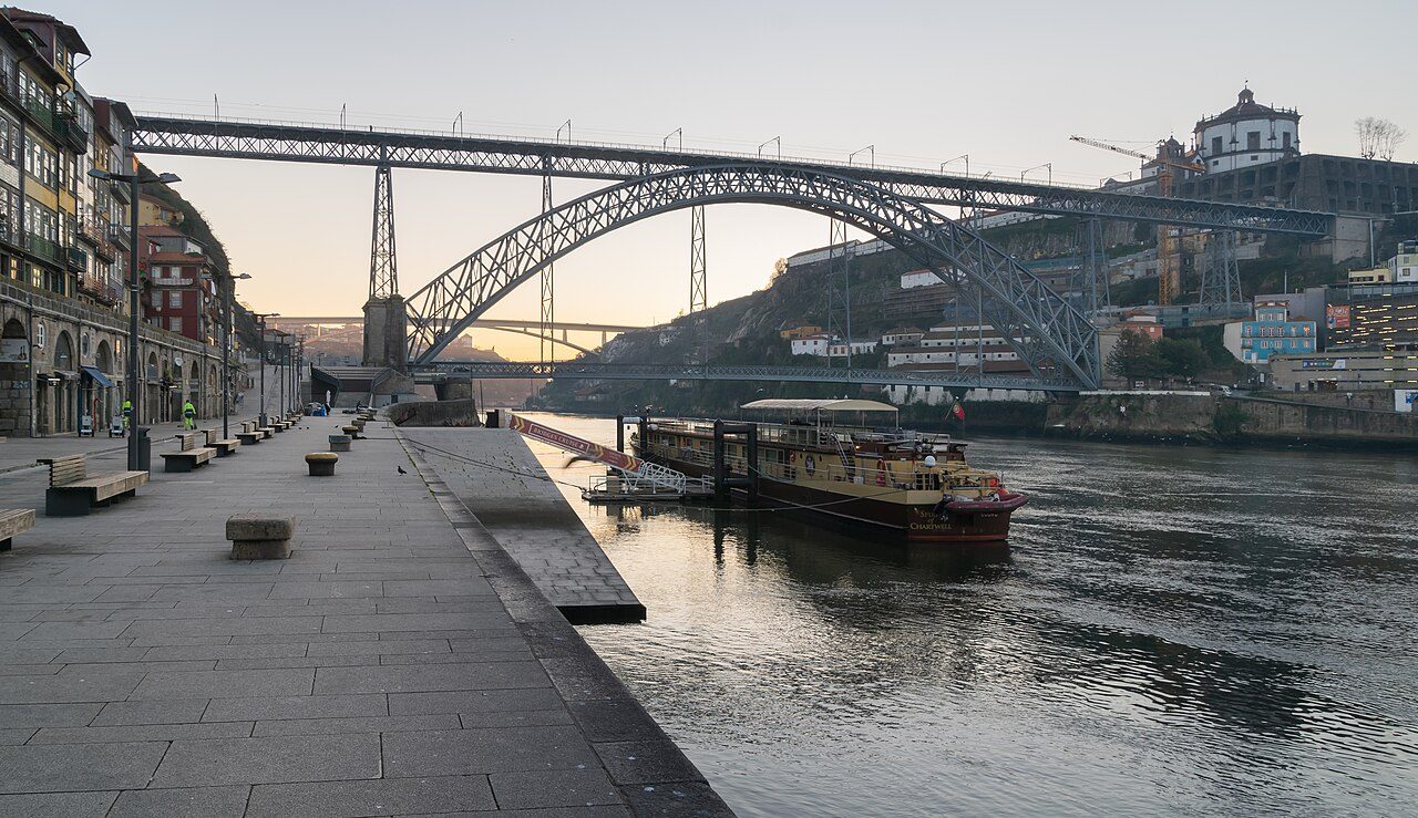 Porto Travel Guide: Taxes, Rentals, Transport and Rain in 2026