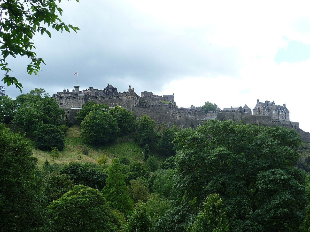 Edinburgh travel guide 2026: getting in, getting around, and dodging the Fringe-month price spike
